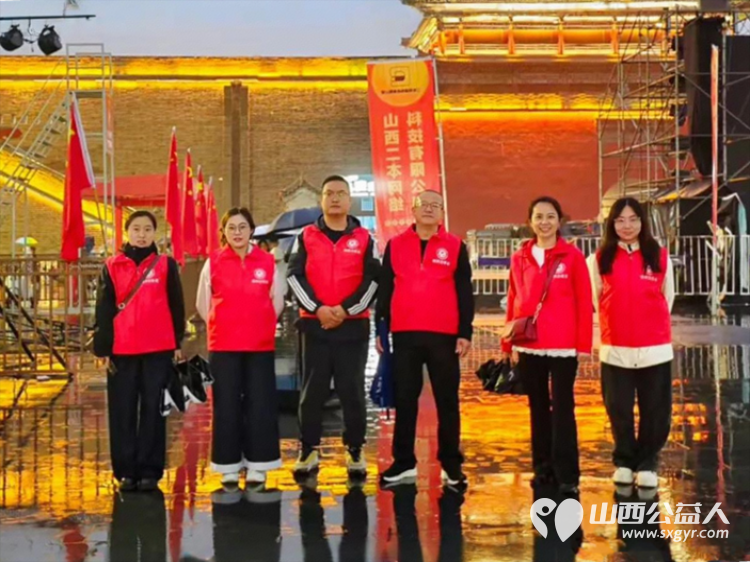 志愿服务----忻州市忻府志愿者风雨中一样有彩虹他们淋着雨撑着伞坚守在雨中随时准备为游客服务从未却步坚守如一 - 第1张 - 山西公益人 志愿服务----忻州市忻府志愿者风雨中一样有彩虹他们淋着雨撑着伞坚守在雨中随时准备为游客服务从未却步坚守如一 - 第1张