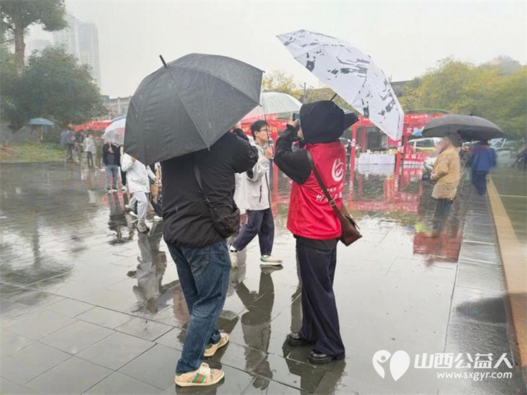 志愿服务----忻州市忻府志愿者风雨中一样有彩虹他们淋着雨撑着伞坚守在雨中随时准备为游客服务从未却步坚守如一 - 第8张 - 山西公益人 志愿服务----忻州市忻府志愿者风雨中一样有彩虹他们淋着雨撑着伞坚守在雨中随时准备为游客服务从未却步坚守如一 - 第8张