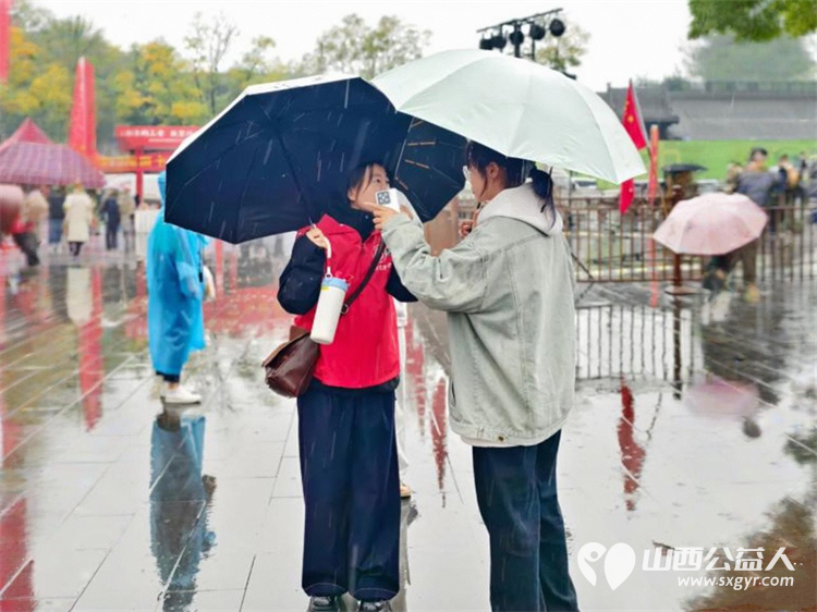 志愿服务----忻州市忻府志愿者风雨中一样有彩虹他们淋着雨撑着伞坚守在雨中随时准备为游客服务从未却步坚守如一 - 第9张 - 山西公益人 志愿服务----忻州市忻府志愿者风雨中一样有彩虹他们淋着雨撑着伞坚守在雨中随时准备为游客服务从未却步坚守如一 - 第9张