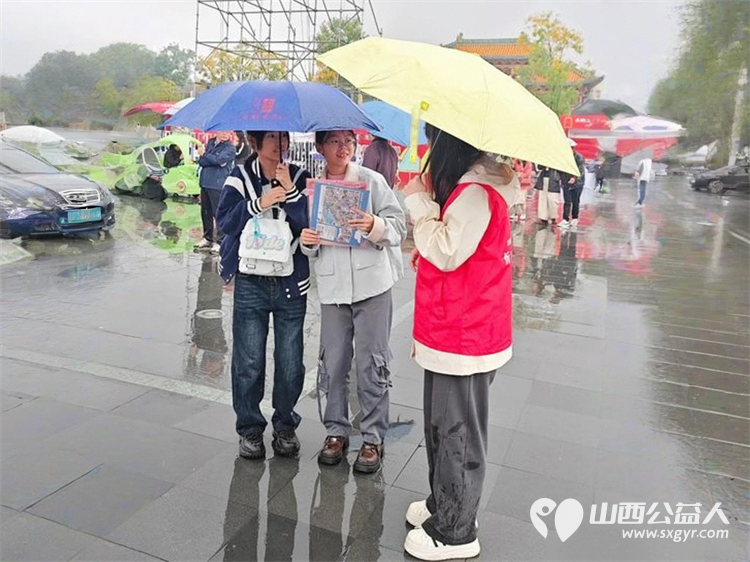 志愿服务----忻州市忻府志愿者风雨中一样有彩虹他们淋着雨撑着伞坚守在雨中随时准备为游客服务从未却步坚守如一 - 第7张 - 山西公益人 志愿服务----忻州市忻府志愿者风雨中一样有彩虹他们淋着雨撑着伞坚守在雨中随时准备为游客服务从未却步坚守如一 - 第7张