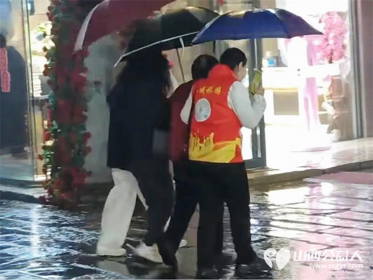 志愿服务----忻州市忻府志愿者风雨中一样有彩虹他们淋着雨撑着伞坚守在雨中随时准备为游客服务从未却步坚守如一 - 第6张 - 山西公益人 志愿服务----忻州市忻府志愿者风雨中一样有彩虹他们淋着雨撑着伞坚守在雨中随时准备为游客服务从未却步坚守如一 - 第6张