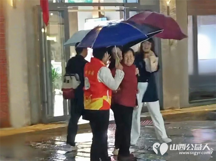 志愿服务----忻州市忻府志愿者风雨中一样有彩虹他们淋着雨撑着伞坚守在雨中随时准备为游客服务从未却步坚守如一 - 第24张 - 山西公益人 志愿服务----忻州市忻府志愿者风雨中一样有彩虹他们淋着雨撑着伞坚守在雨中随时准备为游客服务从未却步坚守如一 - 第24张