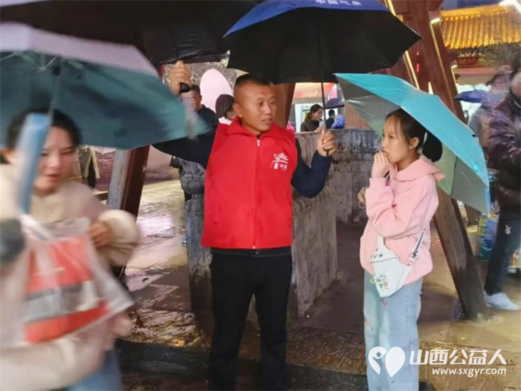 志愿服务----忻州市忻府志愿者风雨中一样有彩虹他们淋着雨撑着伞坚守在雨中随时准备为游客服务从未却步坚守如一 - 第25张 - 山西公益人 志愿服务----忻州市忻府志愿者风雨中一样有彩虹他们淋着雨撑着伞坚守在雨中随时准备为游客服务从未却步坚守如一 - 第25张