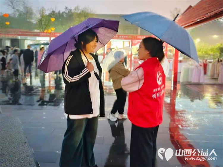 志愿服务----忻州市忻府志愿者风雨中一样有彩虹他们淋着雨撑着伞坚守在雨中随时准备为游客服务从未却步坚守如一 - 第20张 - 山西公益人 志愿服务----忻州市忻府志愿者风雨中一样有彩虹他们淋着雨撑着伞坚守在雨中随时准备为游客服务从未却步坚守如一 - 第20张