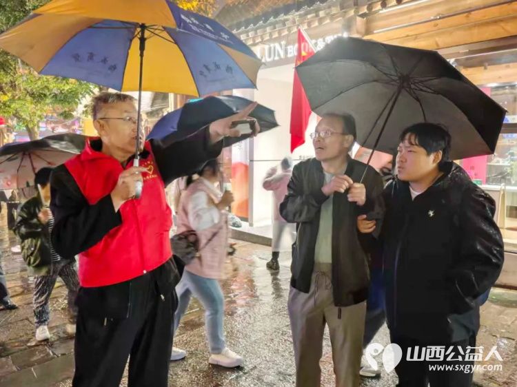 志愿服务----忻州市忻府志愿者风雨中一样有彩虹他们淋着雨撑着伞坚守在雨中随时准备为游客服务从未却步坚守如一 - 第14张 - 山西公益人 志愿服务----忻州市忻府志愿者风雨中一样有彩虹他们淋着雨撑着伞坚守在雨中随时准备为游客服务从未却步坚守如一 - 第14张