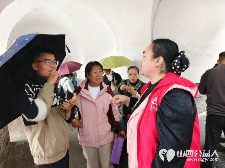 志愿服务----忻州市忻府志愿者风雨中一样有彩虹他们淋着雨撑着伞坚守在雨中随时准备为游客服务从未却步坚守如一 - 第23张 - 山西公益人 志愿服务----忻州市忻府志愿者风雨中一样有彩虹他们淋着雨撑着伞坚守在雨中随时准备为游客服务从未却步坚守如一 - 第23张