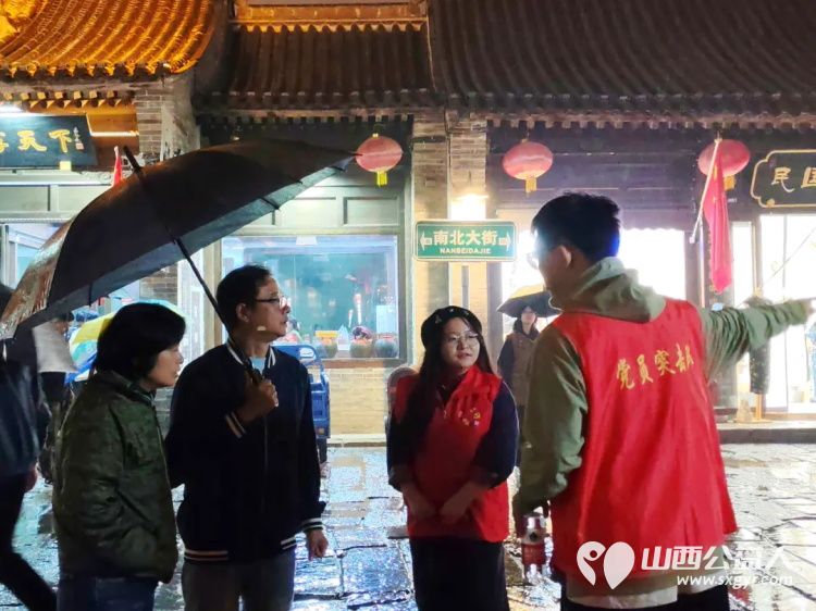 志愿服务----忻州市忻府志愿者风雨中一样有彩虹他们淋着雨撑着伞坚守在雨中随时准备为游客服务从未却步坚守如一 - 第21张 - 山西公益人 志愿服务----忻州市忻府志愿者风雨中一样有彩虹他们淋着雨撑着伞坚守在雨中随时准备为游客服务从未却步坚守如一 - 第21张