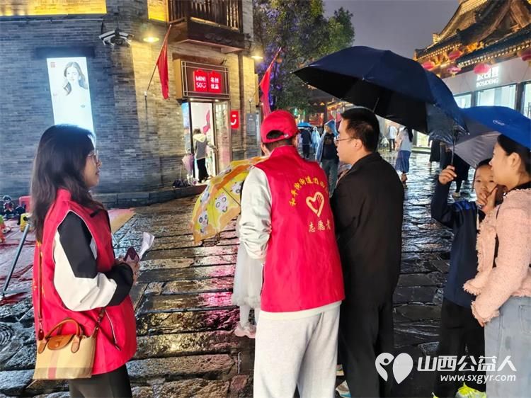 志愿服务----忻州市忻府志愿者风雨中一样有彩虹他们淋着雨撑着伞坚守在雨中随时准备为游客服务从未却步坚守如一 - 第12张 - 山西公益人 志愿服务----忻州市忻府志愿者风雨中一样有彩虹他们淋着雨撑着伞坚守在雨中随时准备为游客服务从未却步坚守如一 - 第12张