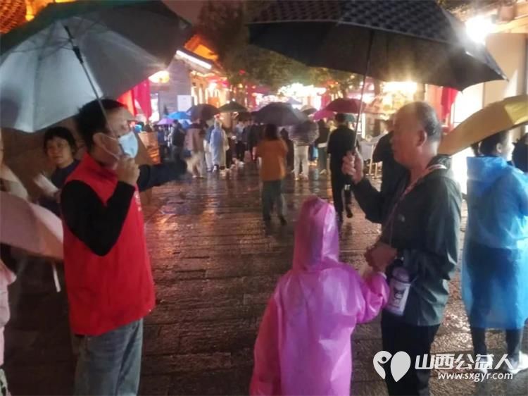 志愿服务----忻州市忻府志愿者风雨中一样有彩虹他们淋着雨撑着伞坚守在雨中随时准备为游客服务从未却步坚守如一 - 第18张 - 山西公益人 志愿服务----忻州市忻府志愿者风雨中一样有彩虹他们淋着雨撑着伞坚守在雨中随时准备为游客服务从未却步坚守如一 - 第18张