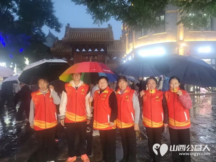 志愿服务----忻州市忻府志愿者风雨中一样有彩虹他们淋着雨撑着伞坚守在雨中随时准备为游客服务从未却步坚守如一 - 第2张 - 山西公益人 志愿服务----忻州市忻府志愿者风雨中一样有彩虹他们淋着雨撑着伞坚守在雨中随时准备为游客服务从未却步坚守如一 - 第2张
