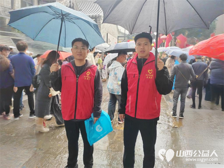 志愿服务----忻州市忻府志愿者风雨中一样有彩虹他们淋着雨撑着伞坚守在雨中随时准备为游客服务从未却步坚守如一 - 第5张 - 山西公益人 志愿服务----忻州市忻府志愿者风雨中一样有彩虹他们淋着雨撑着伞坚守在雨中随时准备为游客服务从未却步坚守如一 - 第5张