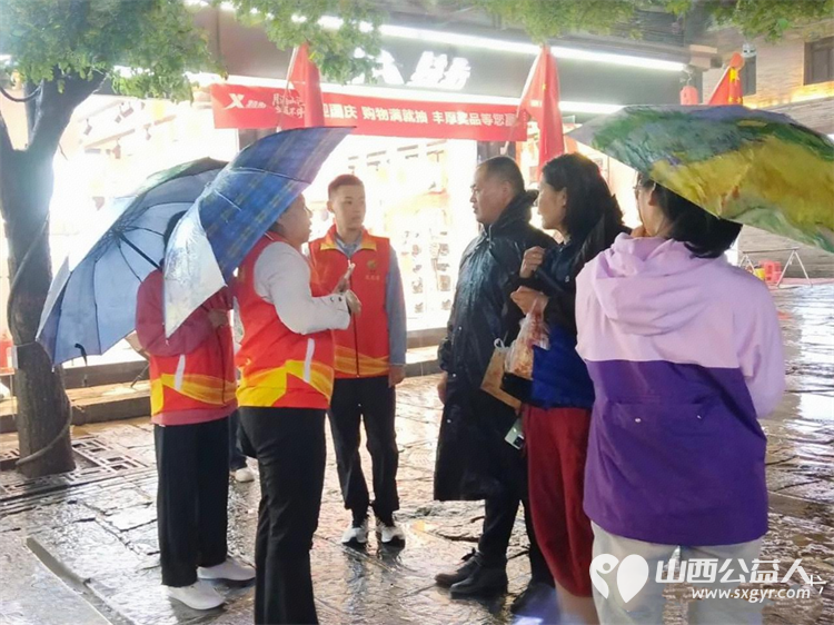 志愿服务----忻州市忻府志愿者风雨中一样有彩虹他们淋着雨撑着伞坚守在雨中随时准备为游客服务从未却步坚守如一 - 第4张 - 山西公益人 志愿服务----忻州市忻府志愿者风雨中一样有彩虹他们淋着雨撑着伞坚守在雨中随时准备为游客服务从未却步坚守如一 - 第4张