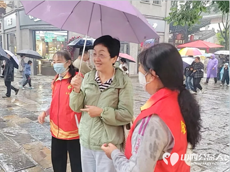 志愿服务----忻州市忻府志愿者风雨中一样有彩虹他们淋着雨撑着伞坚守在雨中随时准备为游客服务从未却步坚守如一 - 第19张 - 山西公益人 志愿服务----忻州市忻府志愿者风雨中一样有彩虹他们淋着雨撑着伞坚守在雨中随时准备为游客服务从未却步坚守如一 - 第19张