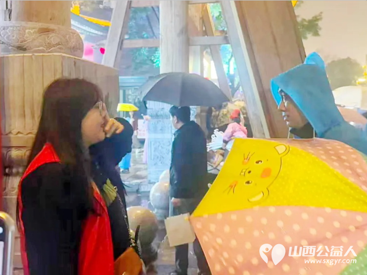 志愿服务----忻州市忻府志愿者风雨中一样有彩虹他们淋着雨撑着伞坚守在雨中随时准备为游客服务从未却步坚守如一 - 第10张 - 山西公益人 志愿服务----忻州市忻府志愿者风雨中一样有彩虹他们淋着雨撑着伞坚守在雨中随时准备为游客服务从未却步坚守如一 - 第10张