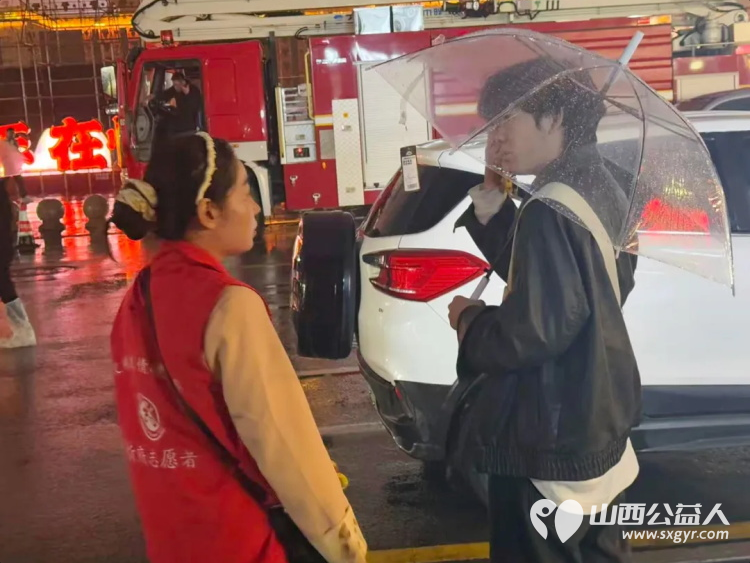 志愿服务----忻州市忻府志愿者风雨中一样有彩虹他们淋着雨撑着伞坚守在雨中随时准备为游客服务从未却步坚守如一 - 第13张 - 山西公益人 志愿服务----忻州市忻府志愿者风雨中一样有彩虹他们淋着雨撑着伞坚守在雨中随时准备为游客服务从未却步坚守如一 - 第13张