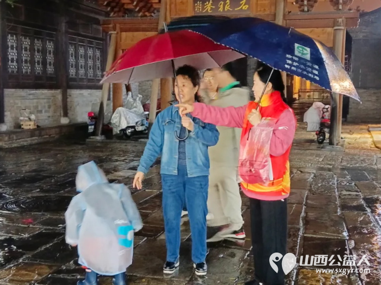 志愿服务----忻州市忻府志愿者风雨中一样有彩虹他们淋着雨撑着伞坚守在雨中随时准备为游客服务从未却步坚守如一 - 第16张 - 山西公益人 志愿服务----忻州市忻府志愿者风雨中一样有彩虹他们淋着雨撑着伞坚守在雨中随时准备为游客服务从未却步坚守如一 - 第16张