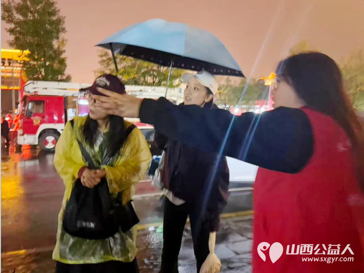 志愿服务----忻州市忻府志愿者风雨中一样有彩虹他们淋着雨撑着伞坚守在雨中随时准备为游客服务从未却步坚守如一 - 第15张 - 山西公益人 志愿服务----忻州市忻府志愿者风雨中一样有彩虹他们淋着雨撑着伞坚守在雨中随时准备为游客服务从未却步坚守如一 - 第15张