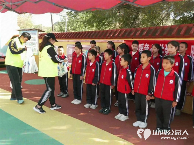 情暖高家沟小学儿童----兴县顺风公益联合会开展“温暖童心关爱成长”公益行动 - 第1张