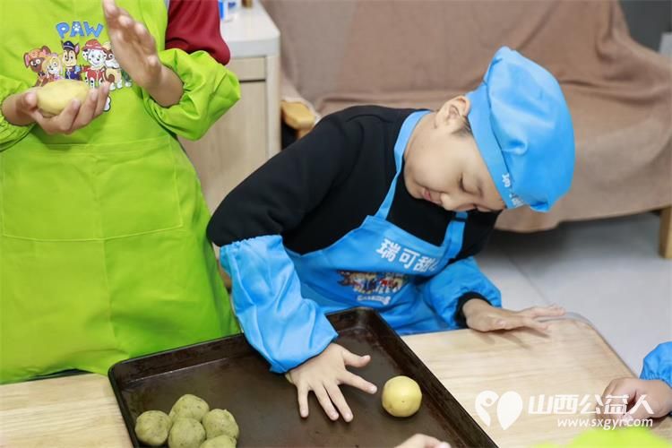 践行雷锋精神传递人间真情八月十五中秋节太原学花志愿服务中心组织小雷锋志愿活动我们的小志愿者们参加了做月饼活动 - 第13张