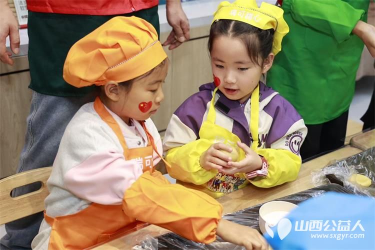 践行雷锋精神传递人间真情八月十五中秋节太原学花志愿服务中心组织小雷锋志愿活动我们的小志愿者们参加了做月饼活动 - 第11张