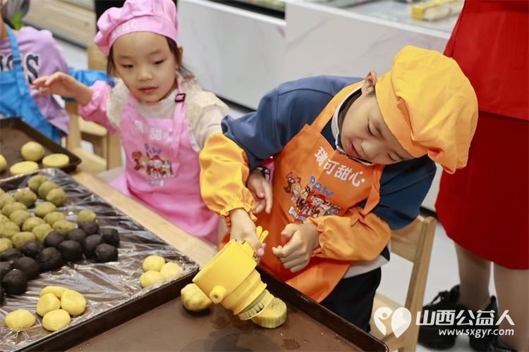 践行雷锋精神传递人间真情八月十五中秋节太原学花志愿服务中心组织小雷锋志愿活动我们的小志愿者们参加了做月饼活动 - 第14张