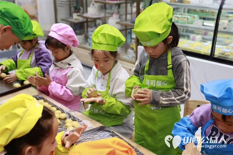 践行雷锋精神传递人间真情八月十五中秋节太原学花志愿服务中心组织小雷锋志愿活动我们的小志愿者们参加了做月饼活动 - 第6张