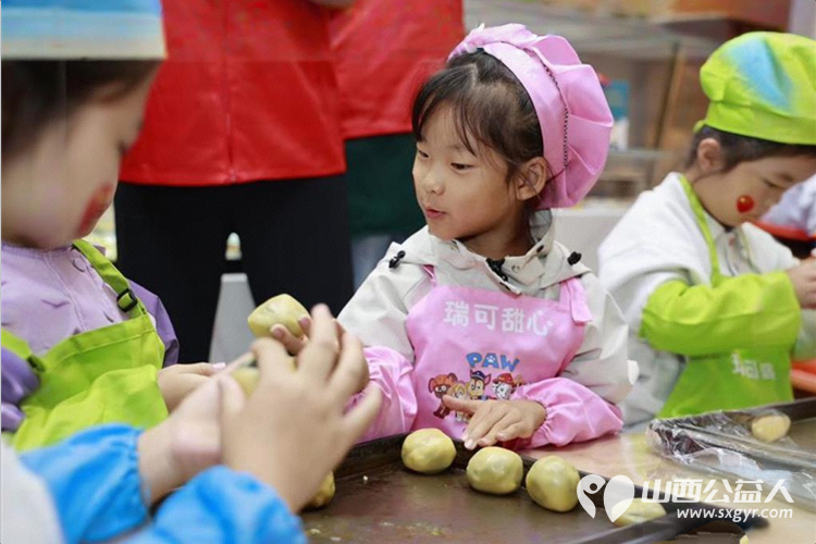 践行雷锋精神传递人间真情八月十五中秋节太原学花志愿服务中心组织小雷锋志愿活动我们的小志愿者们参加了做月饼活动 - 第15张