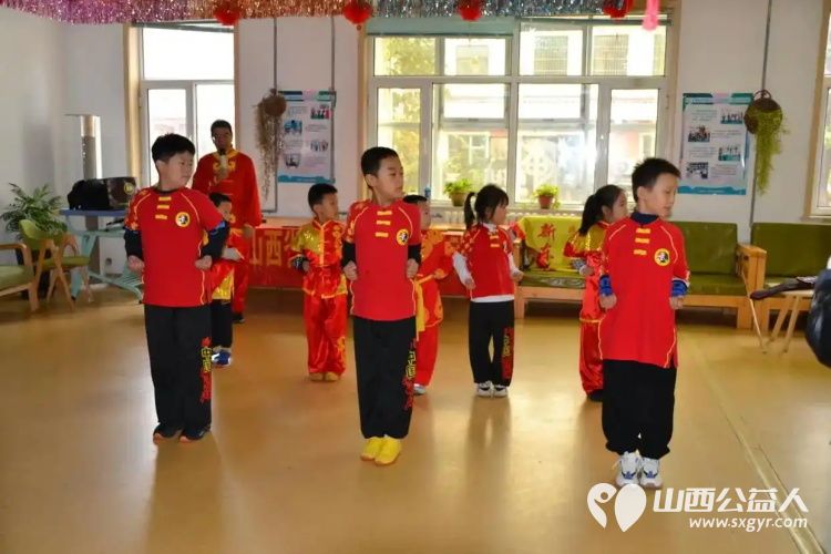 浓浓关爱显真情人间大爱在新东 太原市新东武术馆带着社会的关爱怀着对老年人的敬意走进太原市杏花岭区三桥养老服务中心开展公益表演慰问活动 - 第4张 - 山西公益人 浓浓关爱显真情人间大爱在新东 太原市新东武术馆带着社会的关爱怀着对老年人的敬意走进太原市杏花岭区三桥养老服务中心开展公益表演慰问活动 - 第4张