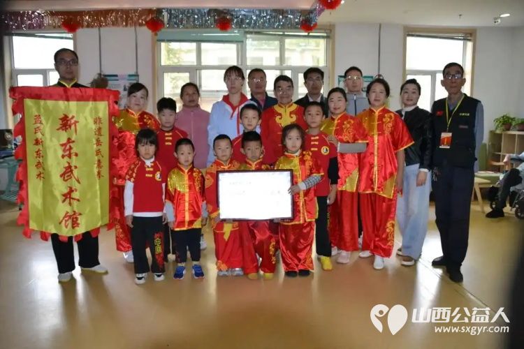 浓浓关爱显真情人间大爱在新东 太原市新东武术馆带着社会的关爱怀着对老年人的敬意走进太原市杏花岭区三桥养老服务中心开展公益表演慰问活动 - 第1张 - 山西公益人 浓浓关爱显真情人间大爱在新东 太原市新东武术馆带着社会的关爱怀着对老年人的敬意走进太原市杏花岭区三桥养老服务中心开展公益表演慰问活动 - 第1张