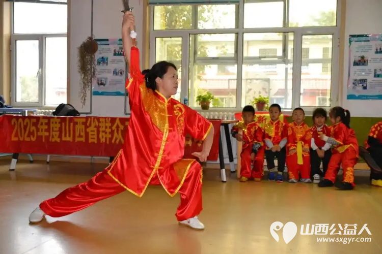 浓浓关爱显真情人间大爱在新东 太原市新东武术馆带着社会的关爱怀着对老年人的敬意走进太原市杏花岭区三桥养老服务中心开展公益表演慰问活动 - 第6张 - 山西公益人 浓浓关爱显真情人间大爱在新东 太原市新东武术馆带着社会的关爱怀着对老年人的敬意走进太原市杏花岭区三桥养老服务中心开展公益表演慰问活动 - 第6张