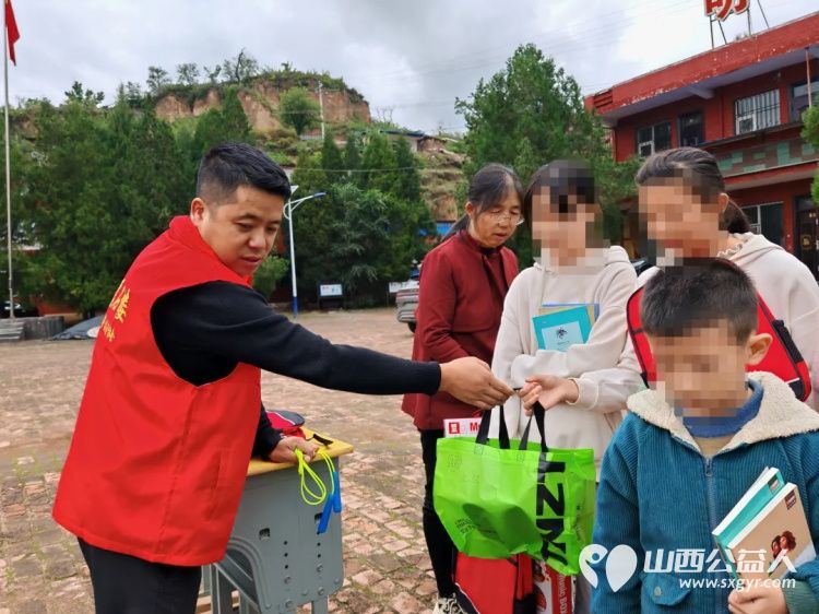 石楼县青年志愿者协会党支部:情暖马村 走访慰问儿童传递爱心力量以爱心善举为儿童健康成长保驾护航 - 第5张 - 山西公益人 石楼县青年志愿者协会党支部:情暖马村 走访慰问儿童传递爱心力量以爱心善举为儿童健康成长保驾护航 - 第5张