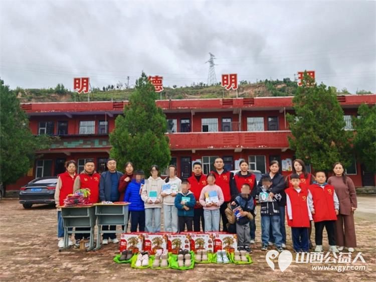 石楼县青年志愿者协会党支部:情暖马村 走访慰问儿童传递爱心力量以爱心善举为儿童健康成长保驾护航 - 第1张 - 山西公益人 石楼县青年志愿者协会党支部:情暖马村 走访慰问儿童传递爱心力量以爱心善举为儿童健康成长保驾护航 - 第1张