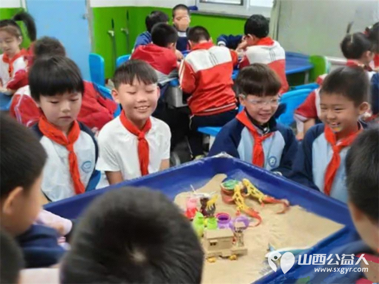 沙盘润心！山西人人心理健康志愿者在太原市尖草坪区西张小学护学生阳光成长为校园心育工作添力 - 第6张