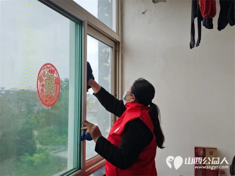 介休市敬老协会孝善行之敬老爱老助老活动走进龙凤镇张壁村入户82岁特困老人郑来保家中为老人擦玻璃打扫室内外卫生为老人带来猪肉大葱馅饺子 - 第6张 - 山西公益人 介休市敬老协会孝善行之敬老爱老助老活动走进龙凤镇张壁村入户82岁特困老人郑来保家中为老人擦玻璃打扫室内外卫生为老人带来猪肉大葱馅饺子 - 第6张