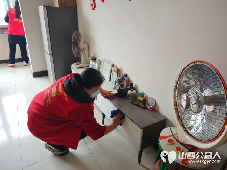 介休市敬老协会孝善行之敬老爱老助老活动走进龙凤镇张壁村入户82岁特困老人郑来保家中为老人擦玻璃打扫室内外卫生为老人带来猪肉大葱馅饺子 - 第13张 - 山西公益人 介休市敬老协会孝善行之敬老爱老助老活动走进龙凤镇张壁村入户82岁特困老人郑来保家中为老人擦玻璃打扫室内外卫生为老人带来猪肉大葱馅饺子 - 第13张