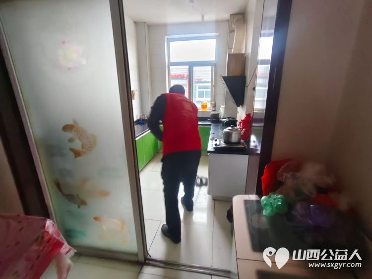 介休市敬老协会孝善行之敬老爱老助老活动走进龙凤镇张壁村入户82岁特困老人郑来保家中为老人擦玻璃打扫室内外卫生为老人带来猪肉大葱馅饺子 - 第16张 - 山西公益人 介休市敬老协会孝善行之敬老爱老助老活动走进龙凤镇张壁村入户82岁特困老人郑来保家中为老人擦玻璃打扫室内外卫生为老人带来猪肉大葱馅饺子 - 第16张