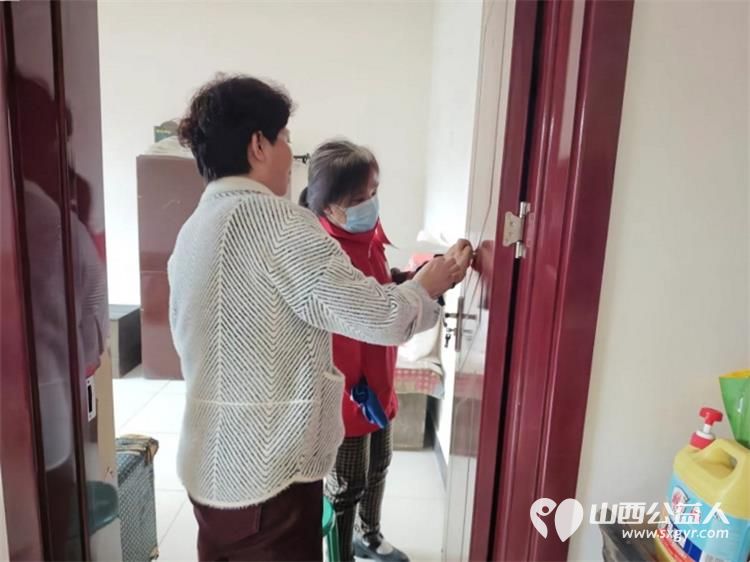 介休市敬老协会孝善行之敬老爱老助老活动走进龙凤镇张壁村入户82岁特困老人郑来保家中为老人擦玻璃打扫室内外卫生为老人带来猪肉大葱馅饺子 - 第10张 - 山西公益人 介休市敬老协会孝善行之敬老爱老助老活动走进龙凤镇张壁村入户82岁特困老人郑来保家中为老人擦玻璃打扫室内外卫生为老人带来猪肉大葱馅饺子 - 第10张