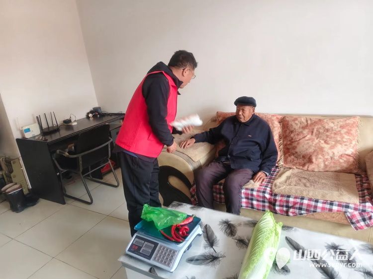 介休市敬老协会孝善行之敬老爱老助老活动走进龙凤镇张壁村入户82岁特困老人郑来保家中为老人擦玻璃打扫室内外卫生为老人带来猪肉大葱馅饺子 - 第3张 - 山西公益人 介休市敬老协会孝善行之敬老爱老助老活动走进龙凤镇张壁村入户82岁特困老人郑来保家中为老人擦玻璃打扫室内外卫生为老人带来猪肉大葱馅饺子 - 第3张