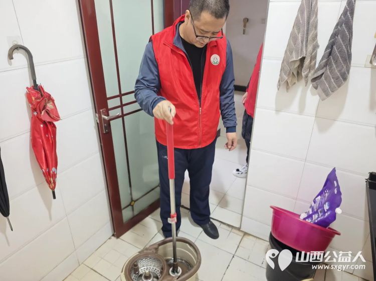 介休市敬老协会孝善行之敬老爱老助老活动走进龙凤镇张壁村入户82岁特困老人郑来保家中为老人擦玻璃打扫室内外卫生为老人带来猪肉大葱馅饺子 - 第15张 - 山西公益人 介休市敬老协会孝善行之敬老爱老助老活动走进龙凤镇张壁村入户82岁特困老人郑来保家中为老人擦玻璃打扫室内外卫生为老人带来猪肉大葱馅饺子 - 第15张