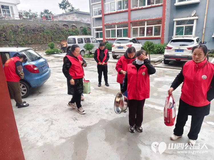 介休市敬老协会孝善行之敬老爱老助老活动走进龙凤镇张壁村入户82岁特困老人郑来保家中为老人擦玻璃打扫室内外卫生为老人带来猪肉大葱馅饺子 - 第2张 - 山西公益人 介休市敬老协会孝善行之敬老爱老助老活动走进龙凤镇张壁村入户82岁特困老人郑来保家中为老人擦玻璃打扫室内外卫生为老人带来猪肉大葱馅饺子 - 第2张