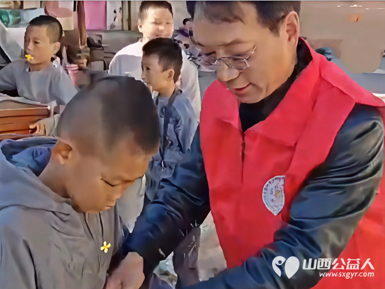 长治市善泽留守困境儿童救助协会和沁县西关小学一场关于爱与希望的双向奔赴临风堂郭校长将孩子们此前创作的国画作品精心装裱后送回学校 - 第3张 - 山西公益人 长治市善泽留守困境儿童救助协会和沁县西关小学一场关于爱与希望的双向奔赴临风堂郭校长将孩子们此前创作的国画作品精心装裱后送回学校 - 第3张