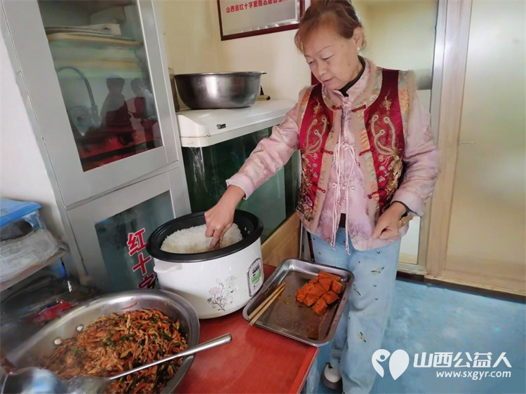 山西省红十字志愿者协会志愿者之家幸福食堂为孤寡老人免费提供午餐老人们多的都坐不下了 - 第4张