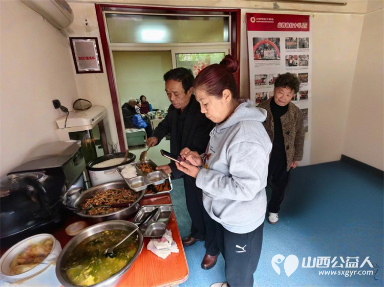 山西省红十字志愿者协会志愿者之家幸福食堂为孤寡老人免费提供午餐老人们多的都坐不下了 - 第2张