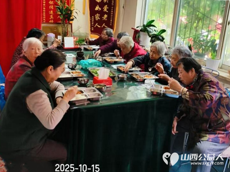 山西省红十字志愿者协会志愿者之家幸福食堂为孤寡老人免费提供午餐老人们多的都坐不下了 - 第1张