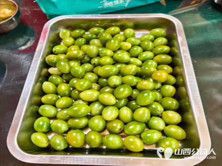 山西省红十字志愿者协会志愿者之家幸福食堂为孤寡老人免费提供午餐老人们多的都坐不下了 - 第9张