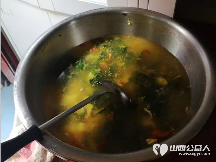 山西省红十字志愿者协会志愿者之家幸福食堂为孤寡老人免费提供午餐老人们多的都坐不下了 - 第7张