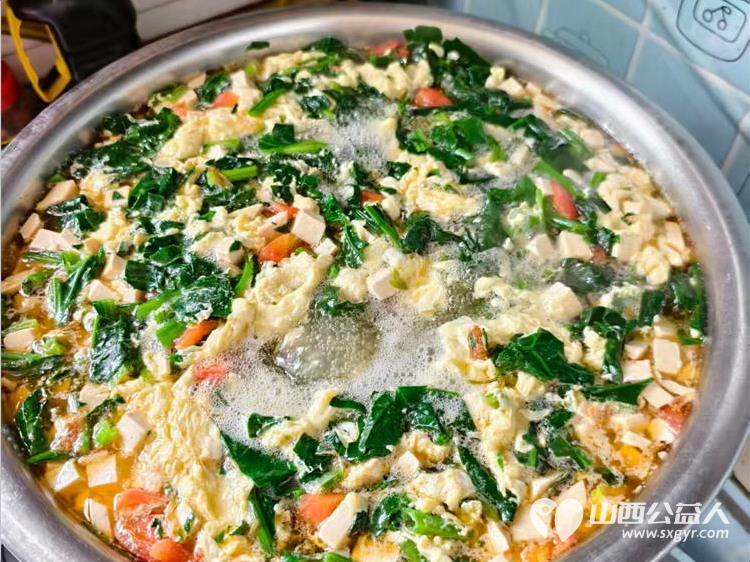 山西省红十字志愿者协会志愿者之家幸福食堂为孤寡老人免费提供午餐老人们多的都坐不下了 - 第6张