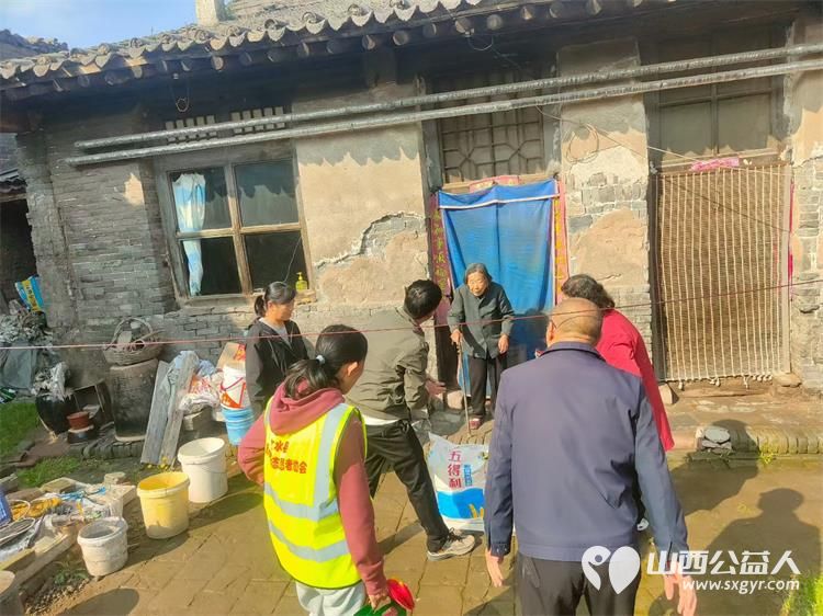 敬老月送温暖情系困境老人 文水县爱心帮扶志愿者协会组织志愿者带着米面油等生活物资前往两位困境老人家中开展暖心慰问活动为老人送去关怀与温暖 - 第3张 - 山西公益人 敬老月送温暖情系困境老人 文水县爱心帮扶志愿者协会组织志愿者带着米面油等生活物资前往两位困境老人家中开展暖心慰问活动为老人送去关怀与温暖 - 第3张