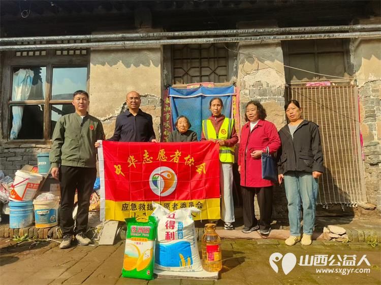 敬老月送温暖情系困境老人 文水县爱心帮扶志愿者协会组织志愿者带着米面油等生活物资前往两位困境老人家中开展暖心慰问活动为老人送去关怀与温暖 - 第1张 - 山西公益人 敬老月送温暖情系困境老人 文水县爱心帮扶志愿者协会组织志愿者带着米面油等生活物资前往两位困境老人家中开展暖心慰问活动为老人送去关怀与温暖 - 第1张