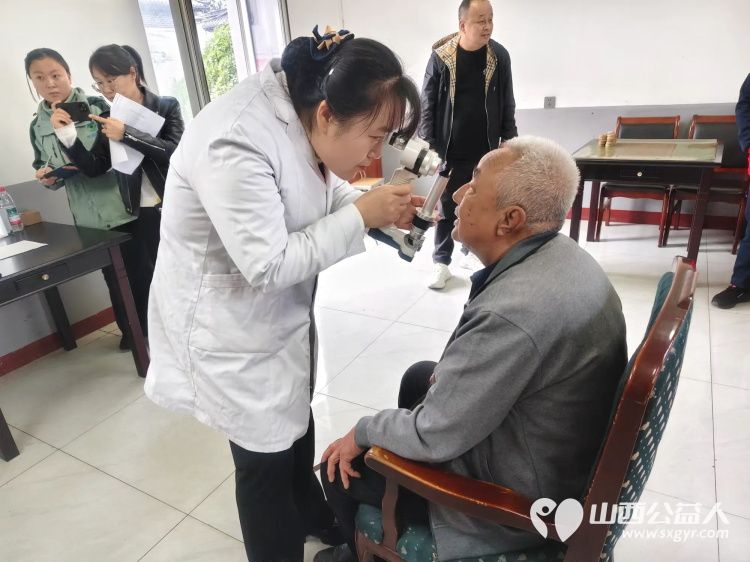 介休市敬老协会孝善行之敬老爱老助老活动2025年10月15日走进连福镇邬城店为村里60岁以上所有老人爱心理发量血压测血糖测视力白内障检查口腔检查 - 第7张 - 山西公益人 介休市敬老协会孝善行之敬老爱老助老活动2025年10月15日走进连福镇邬城店为村里60岁以上所有老人爱心理发量血压测血糖测视力白内障检查口腔检查 - 第7张